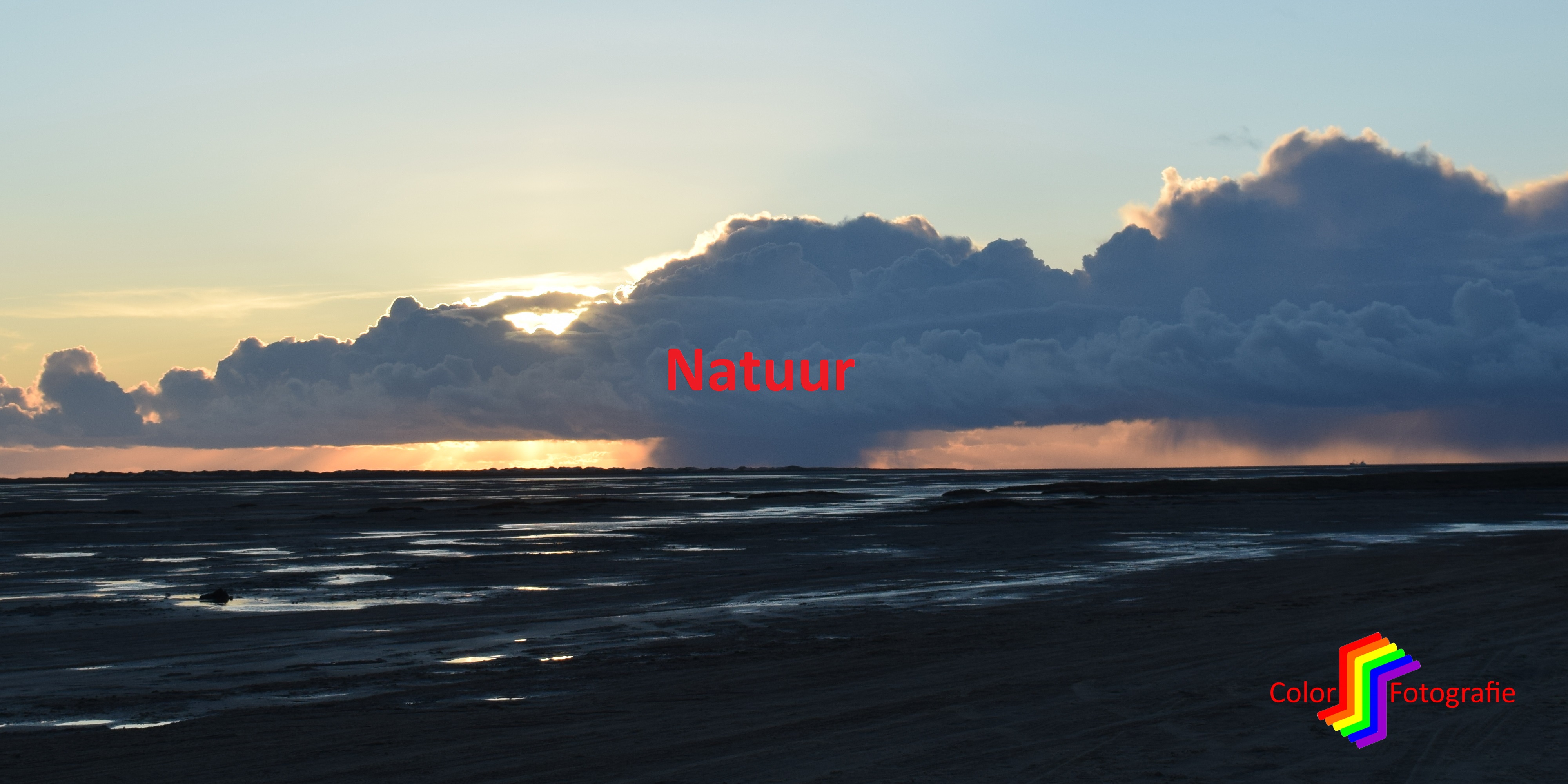 zonsondergang met regenwolk op strand